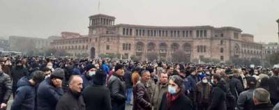 «Потерявший родину»: Ереван «кипит», протестующие захватывают здание МИДа Армении