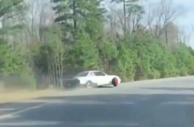 Водитель-неудачник Nissan 240SX показал, чем заканчивается дрифт на дороге общего пользования, видео
