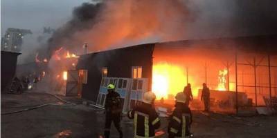 В Киеве произошел пожар в складском помещении, частично обрушилась кровля — фото