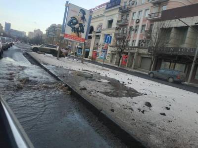 В Донецке затопило улицу Артема