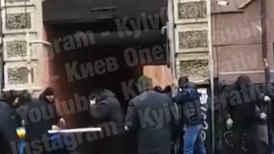 Массовая драка, взрывы и человек с автоматом: в Киеве "спорят" за здание "Укрбуда"