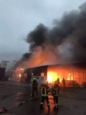 В Киеве загорелись склады, задействованы десятки пожарных