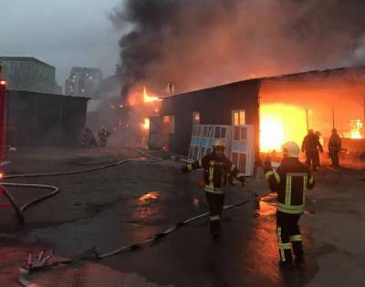 В Киеве произошел крупный пожар: Горит склад