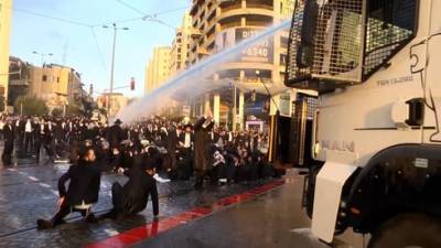Видео: тысячи ортодоксов блокировали центр Иерусалима, полиция применила водометы