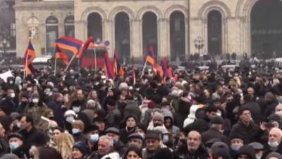Оппозиция Армении объявила общенациональную забастовку: митингующие заблокировали админздания, ставят палатки