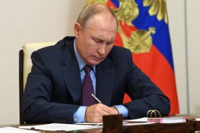 Путин подписал закон о продлении скидок на госпошлины на сайтах госуслуг