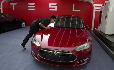 Bloomberg (США): противостояние Apple и Tesla развернется в производственном цехе