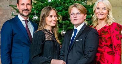Королевские семьи Норвегии, Великобритании и Дании представили свои рождественские открытки