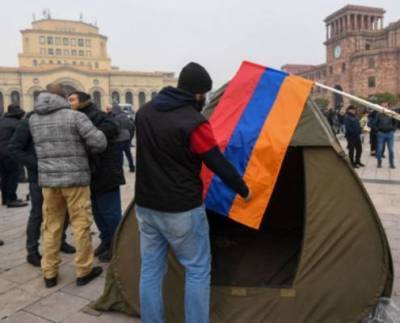 Оппозиция разбила в Ереване палаточный лагерь и огласила отставки силовиков