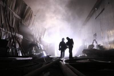Обрушение кровли и густой черный дым: В Киеве произошел масштабный пожар на складе