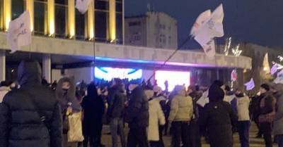 Предприниматели устроили митинг под дворцом &quot;Украина&quot;, где пройдет концерт &quot;Квартала 95&quot;