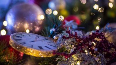 Крымские дайверы нарядили и зажгли новогоднюю елку под водой