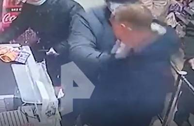 Видео: безмасочнику проломили череп в магазине в Петербурге – он умер спустя сутки