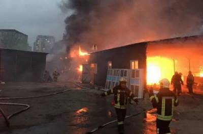 Киев затянуло едким дымом: масштабный пожар охватил склады