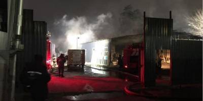 Пожар на складах в Киеве ликвидировали, пострадавших нет — фото