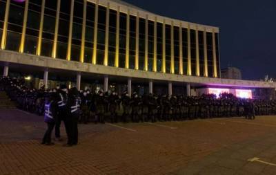 Правоохранители оцепили Дворец Украина в Киеве