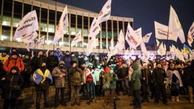 Протестующие ФОПы пришли во Дворец Украина из-за концерта "95 Квартала", силовики окружили здание