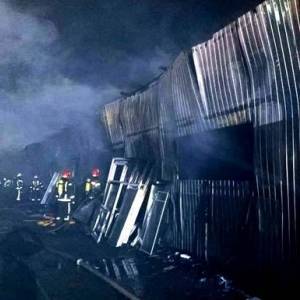 На складах в Киеве потушили масштабный пожар