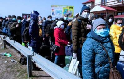 На границе ажиотаж: украинские заробитчане массово едут домой на праздники