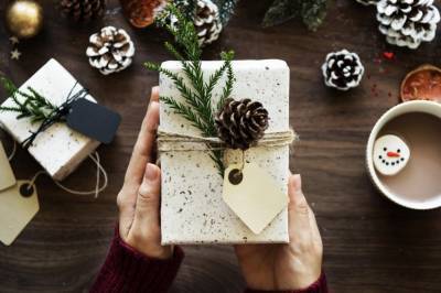 Как и что дарить к Новому году: Маркетолог назвал "подарочные" тренды