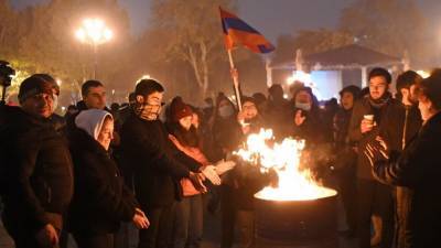 Протестующие в Ереване остались на ночь у Дома правительства