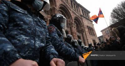 Полиция Армении выступила с требованиями к ночующим на площади активистам