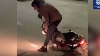 В Киеве очень пьяный скутерист пытался "укротить" мотоцикл словно мустанга: видео