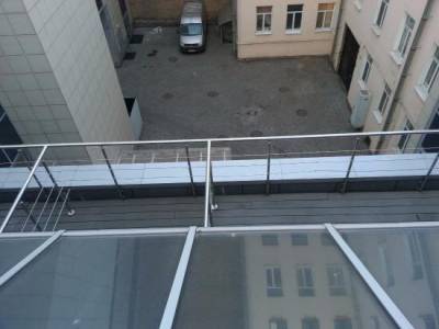В Петербурге мужчину, избившего и скинувшего с балкона девушку, арестовал суд