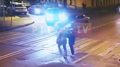 Неизвестный водитель едва не сбил пешеходов на Боровой