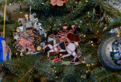 В Эрмитаже новогодние елки украсили самодельными игрушками