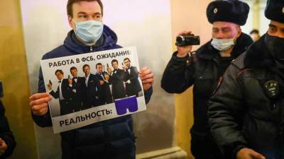 Петербуржцы вышли на одиночные пикеты в поддержку Навального