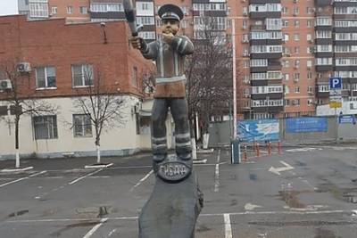 Памятник гаишнику из пня в российском городе сравнили с «Аленкой»