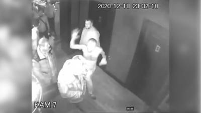 Пьяный посетитель московского ресторана ударил полицейского
