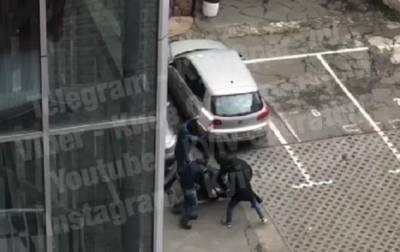 В Киеве попытка захвата здания закончилась задержаниями, ранен полицейский