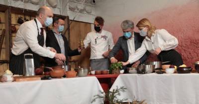 Украинские министры устроили онлайн-баттл по приготовлению борща: чей вкуснее (5 фото)