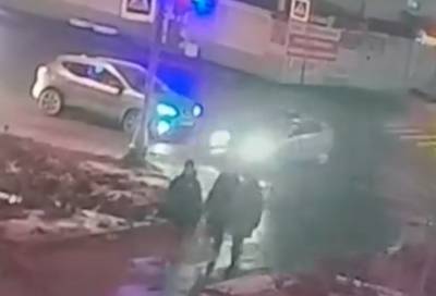 Автомобиль чуть не убил пешеходов в Буграх