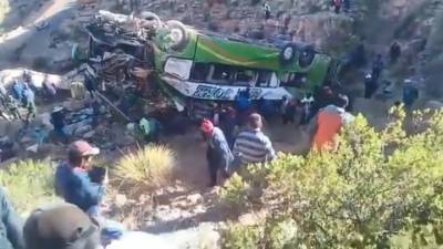 В Боливии пассажирский автобус упал со 100-метрового обрыва