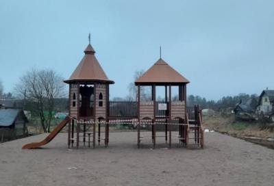 В Сосновом Бору идет строительство детской игровой площадки
