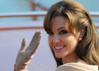 Джоли без лифчика пленила фанатов сочными изгибами