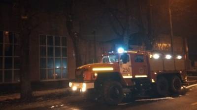 Пожарные ликвидировали возгорание в автосалоне в Подмосковье