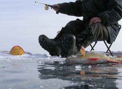 В ГУ МЧС назвали толщину льда на излюбленных смоленскими рыбаками водоемах