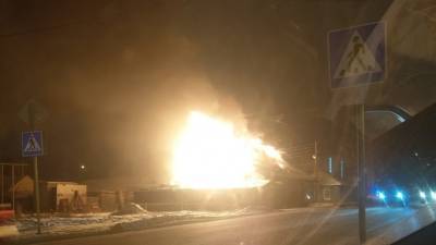 В Тюмени на Московском тракте сгорел двухэтажный жилой дом