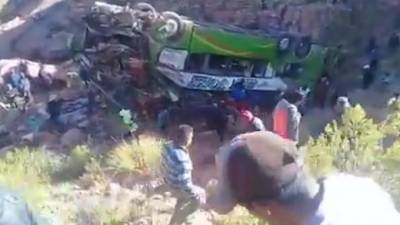 Двенадцать человек погибли в Боливии при падении автобуса в пропасть
