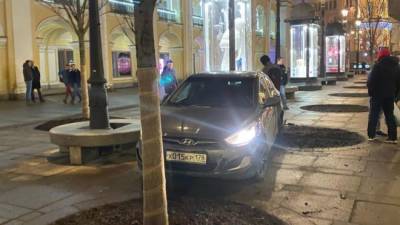 Автомобиль вылетел на тротуар на Невском проспекте, пострадали два человека