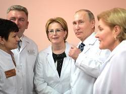 Счетная палата: майские указы Путина привели к массовым увольнениям врачей