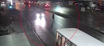 Автомобиль в Петрозаводске сбил пешехода, переходившего дорогу на красный свет (ВИДЕО)