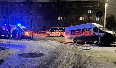 В Смоленске произошло жесткое ДТП с участием маршрутки и такси