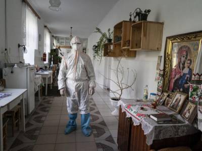 Коронавирус в Украине: 10 136 новых больных, но смертность и количество госпитализаций – высокие