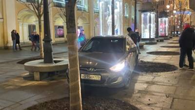 В центре Петербурга иномарка сбила двух человек на автобусной остановке