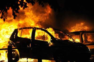 В Одессе машина взорвалась после удара об столб: видео спасающихся людей и сильного пожара